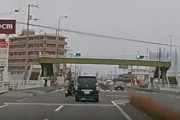 【動画】突然右折してくるバイク、回避不可能