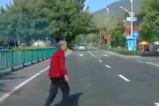 【動画】これはキツい。無警戒で道路を横断する老人をはねてしまうドラレコ(´･_･`)