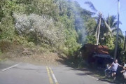 【動画】山道を走行中に土砂崩れに巻き込まれかけたドライブレコーダー。