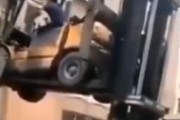 【動画】中国人、とんでもないフォークリフトの使い方をしてしまう