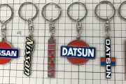 往年の「日産･ダットサン」のエンブレムがメタルキーホルダーになってガチャに登場！