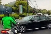 【動画】バイクが直進してるのに無理矢理右折する車