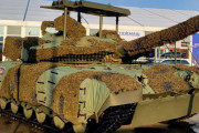 ロシアの防衛装備展示会、戦車上部に『網』装甲搭載
