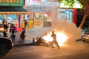 中国内で、道路脇に停めてあった電動自転車が突然炎上、サドル部分から数メートルの火柱 ［10/25］