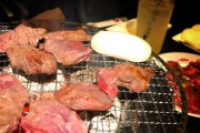 拷問官「焼肉をご飯なしで食え」ワイ「ﾋｴｯ……」