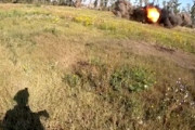 【動画】ロシアの砲撃の中を歩き続けるウクライナ兵のヘルメットカム。