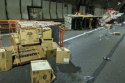 【トラック事故】Amazonブラックフライデーのセール品と思われる荷物が散乱…