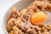 なぁ牛丼に卵かけるときに卵に醤油混ぜるのって変なの？