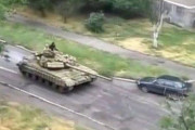 「戦車は一般車に道を譲らず」ロシア軍戦車が公道で走る凶器と化す…犠牲者は哀れな一般市民！