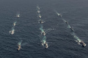 米海軍とNATO艦艇が北大西洋で編隊を組んで航行…多国籍海上演習「フォーミダブル・シールド 2023」！