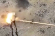 【軍事】ロシアの戦闘車に逃げ場無し。地上からATGM、空から爆弾を落とされるBMP-1の映像。