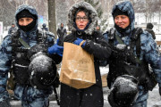 【ロシア】反戦デモに敏感に　公園のベンチに座ってただけで連行