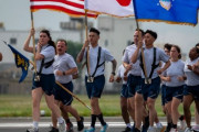 米空軍横田基地で第374空輸航空団に所属する将兵が滑走路で追悼ランニング！