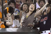 【画像】女さん、内野フライのボールを強奪wwwww