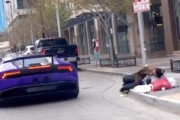【炎上】寝ている路上生活者に嫌がらせをするランボルギーニの動画が炎上。