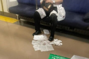 女さん「ちょっと待って…始発なのに目の前でオッサンがゲロ吐いたんだけどwww」