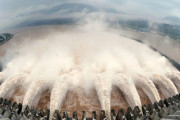 【豪雨】世界最大の三峡ダム「最も危険な警戒水位を3.5m超えた、放流しても間に合わない」
