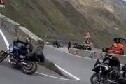 バイク乗り達よ、ちょっとこの峠道の動画見てほしいんだが