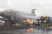 数十メートルの火柱と黒煙、米軍普天間飛行場で夜間消火訓練！