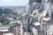 【動画】ガス爆発でマンションの一部が崩壊して7人が亡くなった事故。