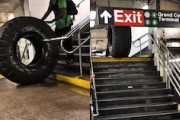 【動画】地下鉄で大型タイヤを持ち帰ろうとした男が原因で電車が遅れてしまう。