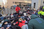 韓国裁判所前で人間の帯を作った尹大統領支持者…警察、強制解散＝韓国の反応