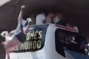 アルゼンチンW杯優勝パレードで死者　選手バスに飛び乗ろうしたファンが落下して頭部を強打