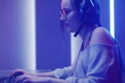 某オンラインゲームで彼と知り合い付き合っているのですが　私がゲームをプレイしてるととにかく良い顔をしません　ゲームを辞めろと言われ困っています