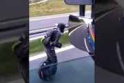 【動画】勇敢？それとも無謀？電動一輪車で大型トレーラーを追い越す男ｗｗｗ