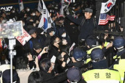 韓国地裁「んー逮捕状発付！！！」支持者「うわああ民主主義！成熟した民主主義！」地裁に乱入、施設の破壊を開始