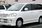 車検から戻ってきた俺の車！しかし知らないノアが停まっていた！№をメモって前に停めた！今パトカー来てるけど俺悪くないよね！今から本屋にバイクで行ってくるよ