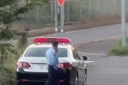 【悲報】警察さん、交通取締り中にタバコをポイ捨てして炎上
