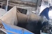 【動画】ゴム粉砕機に落下した男性が亡くなった恐ろしい事故。（ベトナム）