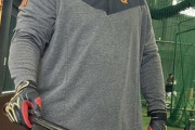 【画像】中田翔さん、謎のバットで練習してしまう