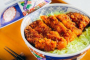 カツ丼←煮込んでるからサクサクしてません、ほぼ出汁の味です ソースカツ丼←サクサクです、肉の旨み