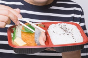 【画像】スーパーの弁当、ほぼ世紀末