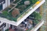 【動画】中国のマンションのベランダ、限界突破
