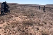 【動画】荒野ツーリング中に地雷を踏んでしまったバイク乗りの車載。