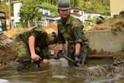 陸自隊員が通学路の側溝に流れ込んで溜まっていた泥の除去作業…被災各地で災害支援活動中！