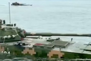 【動画】中国には海上でも主砲を発射できる水陸両用戦車なんてものがあるらしい。