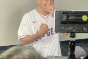 【画像】栗山英樹さん、エンゼルスのユニフォームを着てご満悦