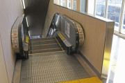 駅構内で、エスカレーターに◯◯を巻き込まれ死亡する事故が発生…