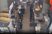 【悲報】ハンバーガー屋、無能店員のせいで大炎上するｗｗｗｗ
