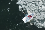 【動画】オッサン、たった一人で手漕ぎボートだけで巨大な流氷を押し返し港の凍結を防ぐ
