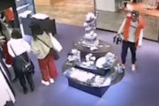 【動画】LIBERTY TOKYO ラフォーレ原宿店の万引き犯。全世界に向けて公開される。
