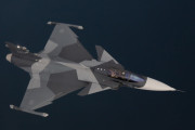 スウェーデン空軍、新型戦闘機「グリペンE」1号機を受領、イメージカラーのM90迷彩を塗装…運用評価試験へ！