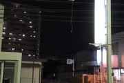 【画像】電線に変なモノが引っかかってるんだが、これどういう状況だよwwwww