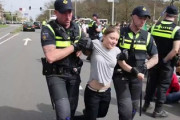 【動画】環境活動家グレタ氏、久々に警察に連行されるもセクシーすぎるとネットの大人たちにロックオンされてしまう・・・