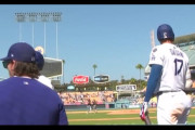 【動画】大谷翔平さん、ベンチに引き上げる前にベッツを待ち慰める