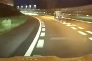 後続車間一髪！東名高速のカーブでスピンしたトラックが逆を向いてしまう車載。